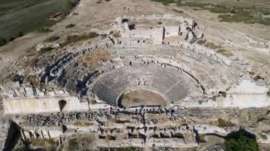 Tarihi kalıntıların, sütunların, antik Miletus kentindeki antik tiyatro ve tapınakların görüntüleri.