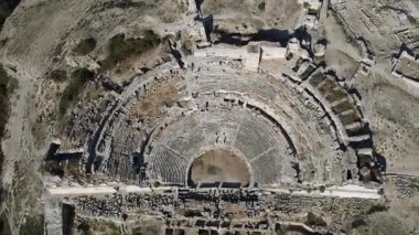 Tarihi kalıntıların, sütunların, antik Miletus kentindeki antik tiyatro ve tapınakların görüntüleri.