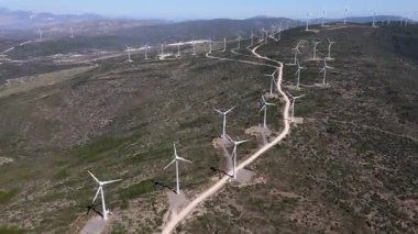 Yenilenebilir enerji kaynaklarından biri olan ve elektrik üretiminde kullanılan rüzgar bıçaklarının görüntüsü..