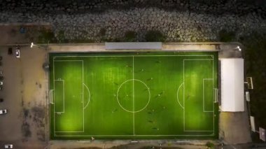 Stadyumda futbol oynayan sporcuların insansız hava aracı görüntüleri.