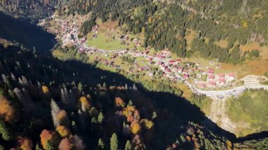 Türkiye 'nin en önemli turizm merkezlerinden biri olan Rize' deki Ayder Platosu 'ndan sonbahar manzarası.