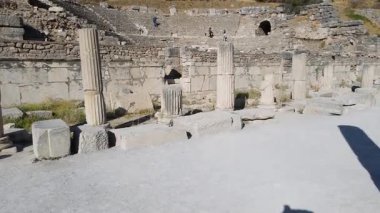Tarihi kalıntıların, sütunların, antik Ephesus şehrindeki antik tiyatro ve tapınakların görüntüleri.