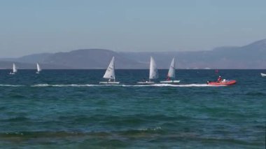 Yelkenli yatların yelken açtığı görüntüler rüzgar gücünden yararlanıyor..