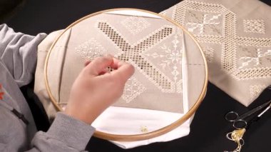 Geleneksel motifler, ahşap bir çemberin üzerine işlenmiş kumaşa işlenmiş. Etkileyici görünümlü ve renkli ipliklerle yapılmış el sanatları..
