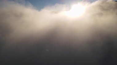 Sarp kayalıklardan oluşan sisli, bulutlu, dumanlı dağlar. Ulaşılması zor zirveler.