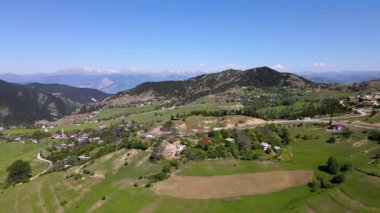 Çam ormanlarındaki ağaçların arasında yer alan dağ köyleri ve yaylaların görüntüleri.