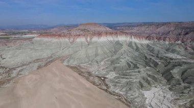 Renkli kaya oluşumlarının görüntüsü katmanlar halinde dizilmiştir..