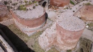 Roma döneminden kalma tarihi taş kalıntıların, kalelerin ve şehir duvarlarının görüntüleri..