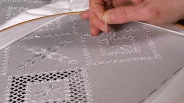 Geleneksel motifler, ahşap bir çemberin üzerine işlenmiş kumaşa işlenmiş. Etkileyici görünümlü ve renkli ipliklerle yapılmış el sanatları..