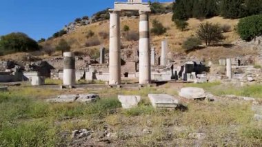 Tarihi kalıntıların, sütunların, antik Ephesus şehrindeki antik tiyatro ve tapınakların görüntüleri.
