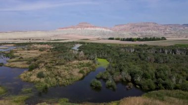 Türkiye 'nin Ankara kentindeki Nallihan kuş barınağının etkileyici jeolojik oluşumlarıyla tanınan bir görüntüsü.