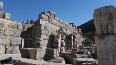 Tarihi kalıntıların, sütunların, antik Ephesus şehrindeki antik tiyatro ve tapınakların görüntüleri.