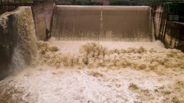 Sel sırasında elektrik üretimi ve su arıtma tesisleri olarak kullanılan hidrolik yapıların bir görüntüsü.