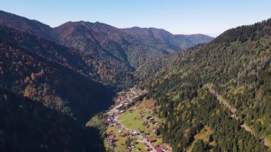 Türkiye 'nin en önemli turizm merkezlerinden biri olan Rize' deki Ayder Platosu 'ndan sonbahar manzarası.