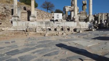 Tarihi kalıntıların, sütunların, antik Ephesus şehrindeki antik tiyatro ve tapınakların görüntüleri.