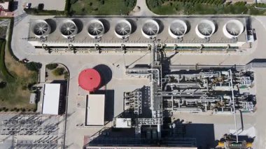 Yenilenebilir enerji kaynaklarından biri olan ve insansız hava aracıyla çekilen jeotermal santralin görüntüsü..