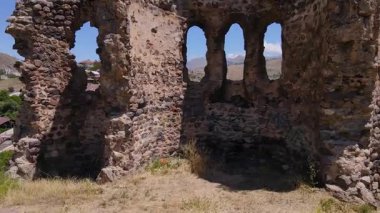 Orta Çağ 'dan kalma tarihi şato kalıntıları. Coruh nehrinin kıyısındaki Spir bölgesindeki tarihi taş kalıntılarının görüntüleri..