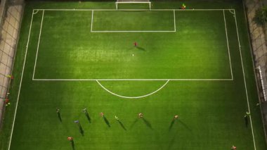 Stadyumda futbol oynayan sporcuların insansız hava aracı görüntüleri.