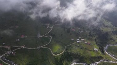 Bir dağ köyünün görüntüleri, bir yayla, yüksek dağların arasında, dağlarla çevrili bir vadide..