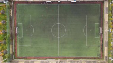 Çocukların futbol antrenmanı görüntüleri.