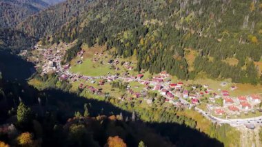 Türkiye 'nin en önemli turizm merkezlerinden biri olan Rize' deki Ayder Platosu 'ndan sonbahar manzarası.