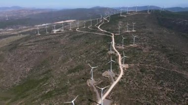 Yenilenebilir enerji kaynaklarından biri olan ve elektrik üretiminde kullanılan rüzgar bıçaklarının görüntüsü..