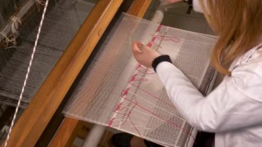 Geleneksel motifler, ahşap bir çemberin üzerine işlenmiş kumaşa işlenmiş. Etkileyici görünümlü ve renkli ipliklerle yapılmış el sanatları..