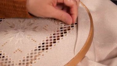 Geleneksel motifler, ahşap bir çemberin üzerine işlenmiş kumaşa işlenmiş. Etkileyici görünümlü ve renkli ipliklerle yapılmış el sanatları..