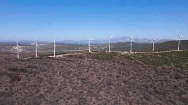 Yenilenebilir enerji kaynaklarından biri olan ve elektrik üretiminde kullanılan rüzgar bıçaklarının görüntüsü..