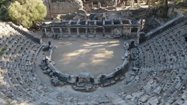 Antik Priene şehrinde tarihi kalıntıların, sütunların, antik tiyatro ve tapınakların görüntüleri.