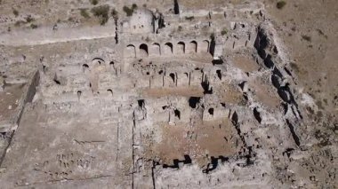 Antik Akropolis kentindeki tarihi harabeler, sütunlar, antik tiyatro ve tapınakların görüntüleri.