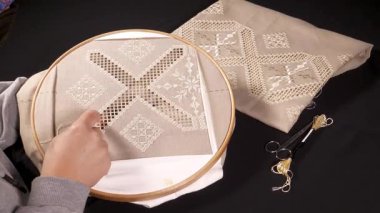 Geleneksel motifler, ahşap bir çemberin üzerine işlenmiş kumaşa işlenmiş. Etkileyici görünümlü ve renkli ipliklerle yapılmış el sanatları..