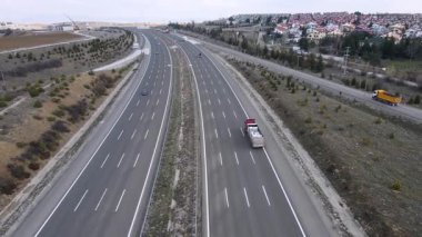 Ağır araç trafiği olan otoyol görüntüsü.