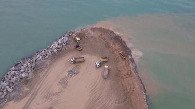 Deniz dolum işleri ve liman inşaatının insansız hava aracı tarafından çekilmiş hızlandırılmış görüntüleri.