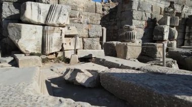 Tarihi kalıntıların, sütunların, antik Ephesus şehrindeki antik tiyatro ve tapınakların görüntüleri.