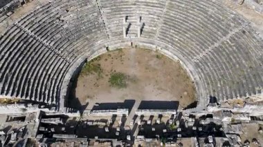Tarihi kalıntıların, sütunların, antik Miletus kentindeki antik tiyatro ve tapınakların görüntüleri.