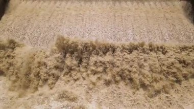 Sel sırasında elektrik üretimi ve su arıtma tesisleri olarak kullanılan hidrolik yapıların bir görüntüsü.