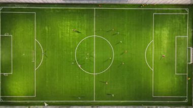 Stadyumda futbol oynayan sporcuların insansız hava aracı görüntüleri.