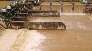 Sel sırasında elektrik üretimi ve su arıtma tesisleri olarak kullanılan hidrolik yapıların bir görüntüsü.