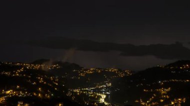 Gecenin karanlığında etrafı aydınlatan şimşek yağmurunun hızlandırılmış görüntüleri..