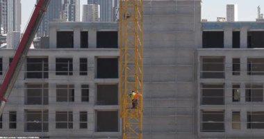 Kule vinçlerini toplayan ve güvenlik önlemleri almadan tehlikeli yükseklikte çalışan işçilerin görüntüleri..