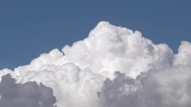 Mavi gökyüzündeki beyaz kümülüs bulutlarının hızlandırılmış görüntüleri.