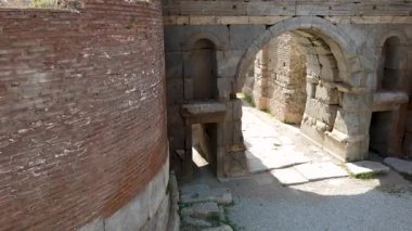 Roma döneminden kalma tarihi taş kalıntıların, kalelerin ve şehir duvarlarının görüntüleri..