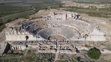 Tarihi kalıntıların, sütunların, antik Miletus kentindeki antik tiyatro ve tapınakların görüntüleri.