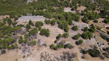 Antik Priene şehrinde tarihi kalıntıların, sütunların, antik tiyatro ve tapınakların görüntüleri.