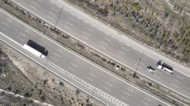 Ağır araç trafiği olan otoyol görüntüsü.