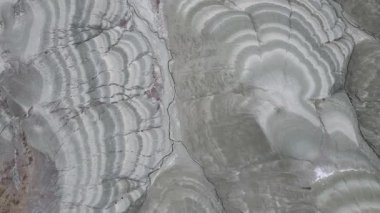 Kaya oluşumlarının görüntüsü katmanlar halinde dizildi..