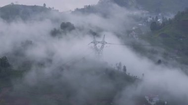 Yeşil çay bahçeleri ve yeşil çay bahçeleri üzerindeki dans eden bulutlar, Karadeniz 'deki Rize ilinin en önemli geçim kaynağıdır..