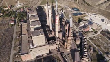 Termik santralden ve kömürle elektrik enerjisi üreten bacalarından çıkan duman görüntüleri.