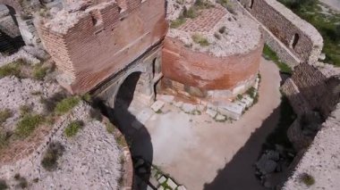 Roma döneminden kalma tarihi taş kalıntıların, kalelerin ve şehir duvarlarının görüntüleri..